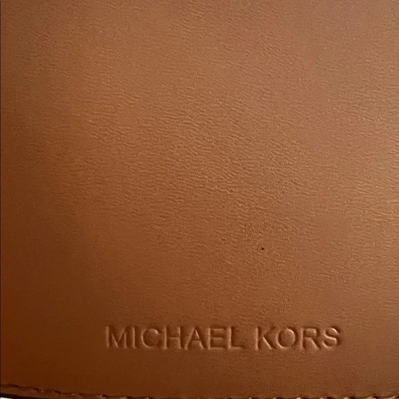 MICHAEL KORS NWOT BROWN CARD & PASSPORT CASE - Picture 8 of 9